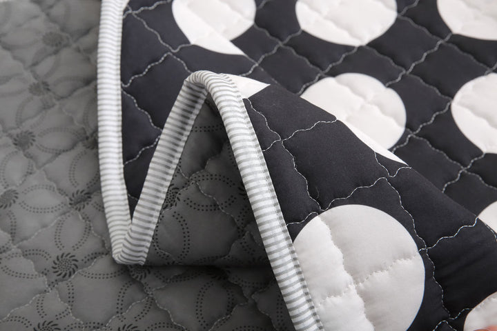 Dottie round Baby Play mat - 150 cm diameter closeup 1