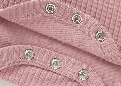 Quinn Long Sleeve Organic Cotton Baby Bodysuit - 3 snap buttons close up